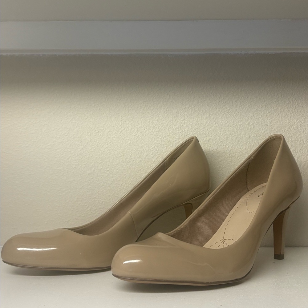 Clarks Women's Classic Tan Heels